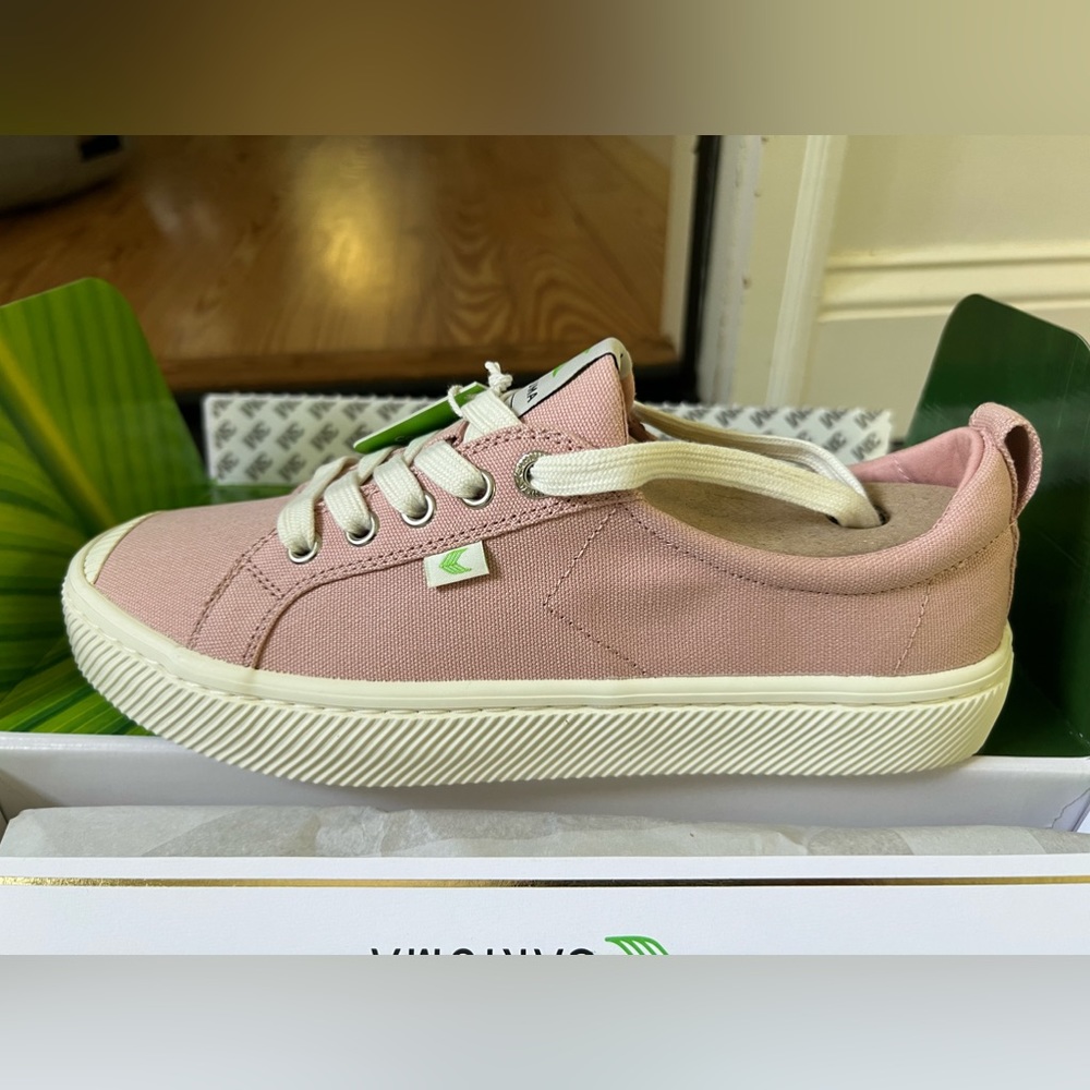 Cariuma NIB OCA Low Rose Canvas Sneaker